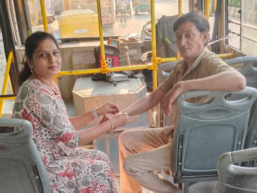 The conductor of the AMTS bus sister celebrate Raksha Bandhan ...