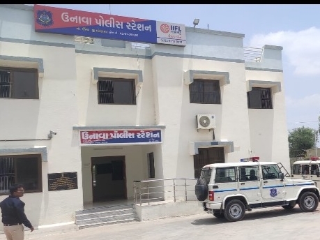 Police raid on Jagar's base | જગારના અડ્ડા પર પોલીસની રેડ: ઊંઝા તાલુકાના  ઉનાવા ગામે બે સ્થળોએ જુગાર રમતા 13 ઝડપાયા - Unjha News | Divya Bhaskar