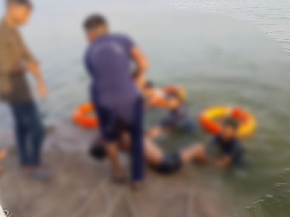 Youth dies due to drowning in lake | તળાવમાં ડૂબી જવાથી યુવાનનું મોત:  મોરબીના ઉંચી-નીચી માંડલ ગામ વચ્ચે તળાવમાં યુવાન ડૂબ્યો; ફાયર ટીમે મૃતદેહને  બહાર ...