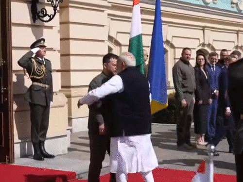 PM Modi visits Ukraine amid war, meets Zelensky for third time in two years  | PMએ ઝેલેન્સકીને ભારત આવવા આમંત્રણ આપ્યું: કહ્યું- મેં પુતિનની આંખમાં આંખ  નાખીને કહ્યું, આ ...