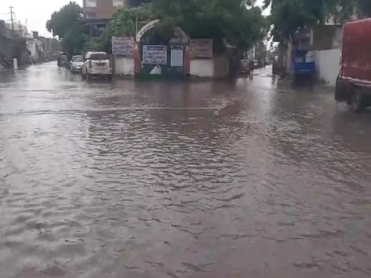 In 4 hours Vallabhipur received 2 inches of rain, Bhavnagar city one and a half, Sihore one and Ghogha half an inch.