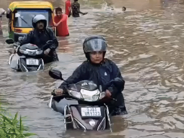 Boats capsize in Vadodara, 6 inches in Ahmedabad water, 1 to 13 inches of  rain wreaks havoc in Gujarat | મેઘતાંડવનાં એ 13 દૃશ્યો: વડોદરામાં હોડીઓ  ફરતી થઈ, 6 ઈંચમાં અમદાવાદ પાણીમાં,