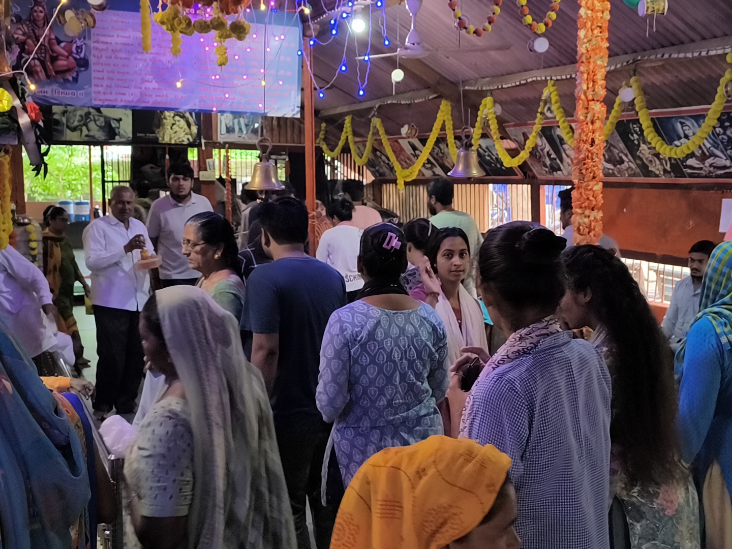 Huge crowd of devotees in Shivalayams | શિવાલયોમાં ભક્તોની ભારે ભીડ: વિસનગરમાં શ્રાવણના છેલ્લા સોમવારે શિવાલયો હર હર ભોલેના નાથ સાથે ગુંજી ઉઠ્યા; જાળેશ્વર ...