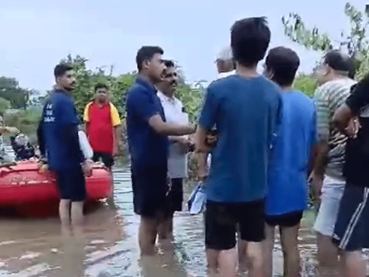 શરૂઆતમાં લોકોને મહિલા કાઉન્સિલર પાસે જતા રોકાયા.