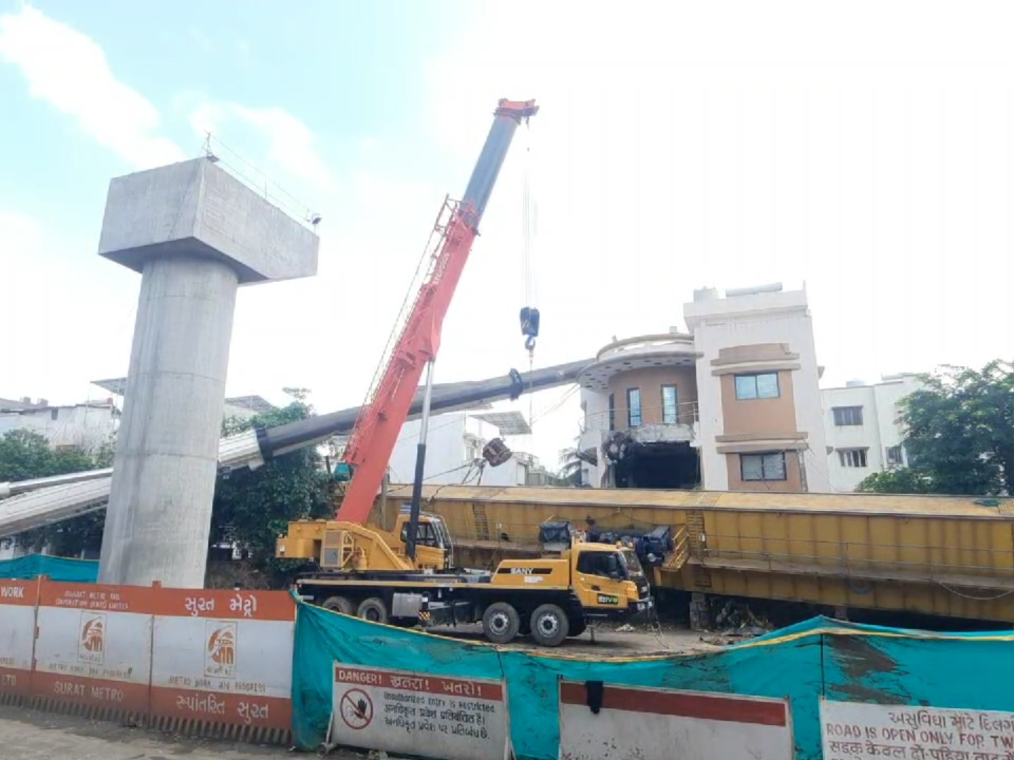 Collapted Machine It may take more than 5 days to remove the metro crane-launcher machine ...
