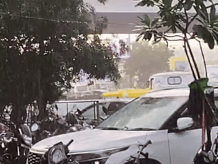 Stormy rain with wind in Ahmedabad in the evening | અમદાવાદમાં અડધો ઈંચ વરસાદ પડ્યો: એસજી હાઈવે, મણીનગર, વસ્ત્રાલમાં ધોધમાર પડ્યો, દિવસભરના ભારે ઉકળાટ બાદ રાતે ...