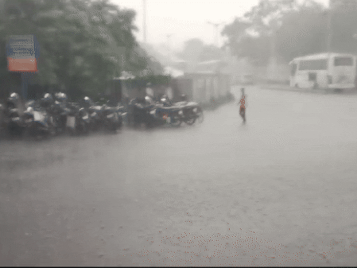 Stormy rain with wind in Ahmedabad in the evening | અમદાવાદમાં અડધો ઈંચ  વરસાદ પડ્યો: એસજી હાઈવે, મણીનગર, વસ્ત્રાલમાં ધોધમાર પડ્યો, દિવસભરના ભારે  ઉકળાટ બાદ રાતે ...
