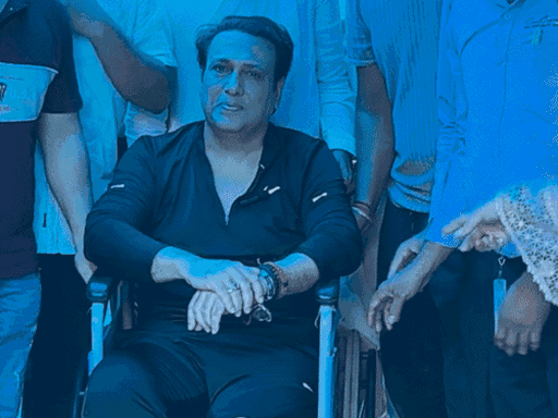 Govinda was seen in a wheelchair for the first time after the shooting,  folded his hands in front of the fans, thanked the fans with wet eyes. |  ગોવિંદાને હોસ્પિટલમાંથી રજા અપાઈ:
