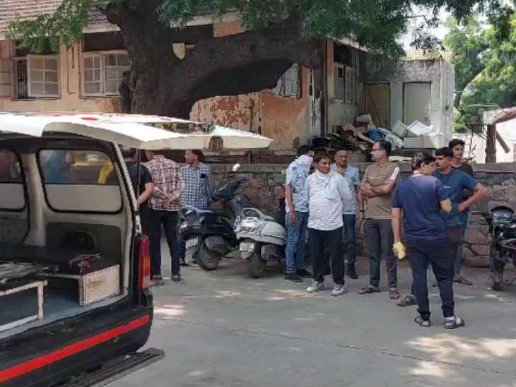 Father's daughter going to school after twelfth is trampled by echo CCTV | પિતાના બારમા બાદ સ્કૂલે જતી પુત્રીને ઇકોએ કચડી CCTV: 15 દિવસ પહેલાં જ હાર્ટ-એટેકથી પિતાનું અવસાન ...
