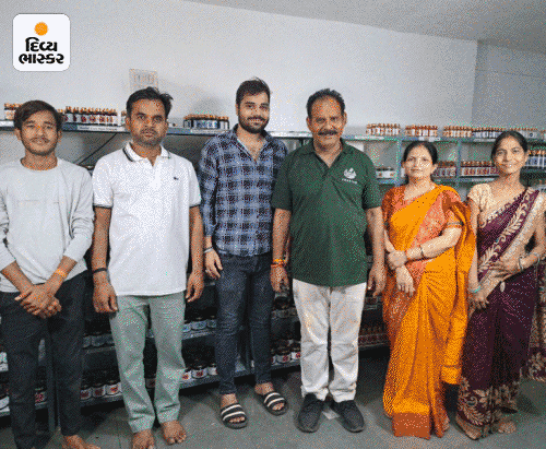 Business success story:-કંદોઈ હતો, આજે 12 કરોડની આયુર્વેદિક કંપની:રસ્તા પર પુસ્તકો વેચતો, સમોસા ખાઈને દિવસ કાઢતો; પત્નીના એક આઈડિયાએ ભાગ્ય બદલ્યું 12 એક સમયે અશોક ગુપ્તા બીજાને ત્યાં નાનું-મોટું કામ કરતા હતા. આજે તેમની કંપનીમાં 50થી વધુ લોકો કામ કરે છે.