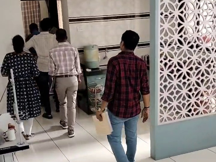 પોલીસે ફ્લેટ નંબર-101માં તપાસ કરી.