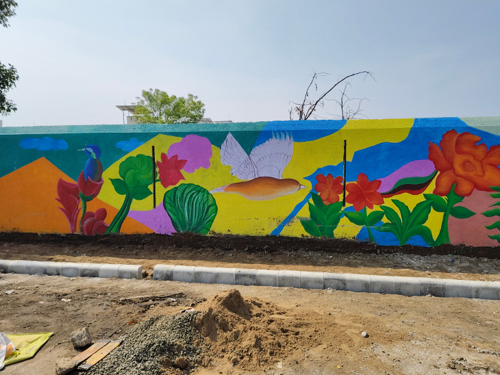દીવાલો પર પેઇન્ટિંગ કરવામાં આવી રહ્યું છે.