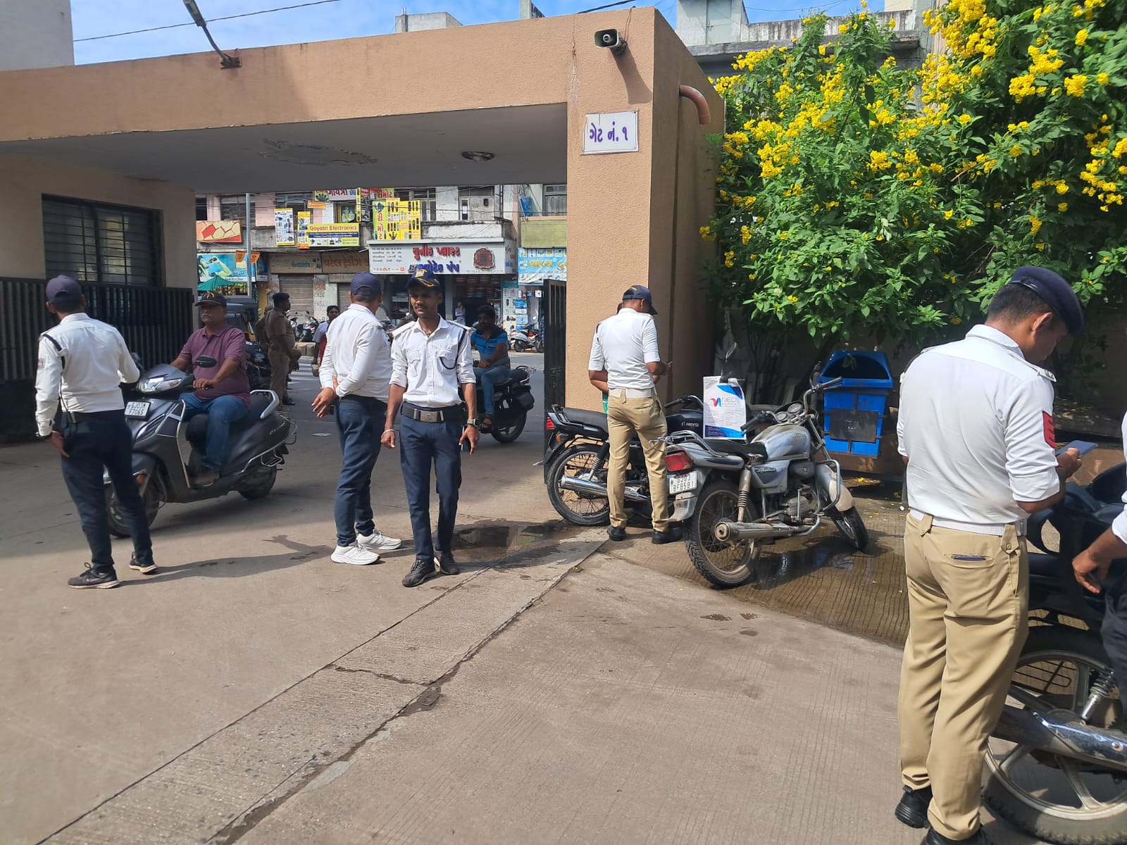 રાજકોટ મહાનગરપાલિકા કચેરીમાં પોલીસે સ્થળે જ દંડ વસૂલ્યો.