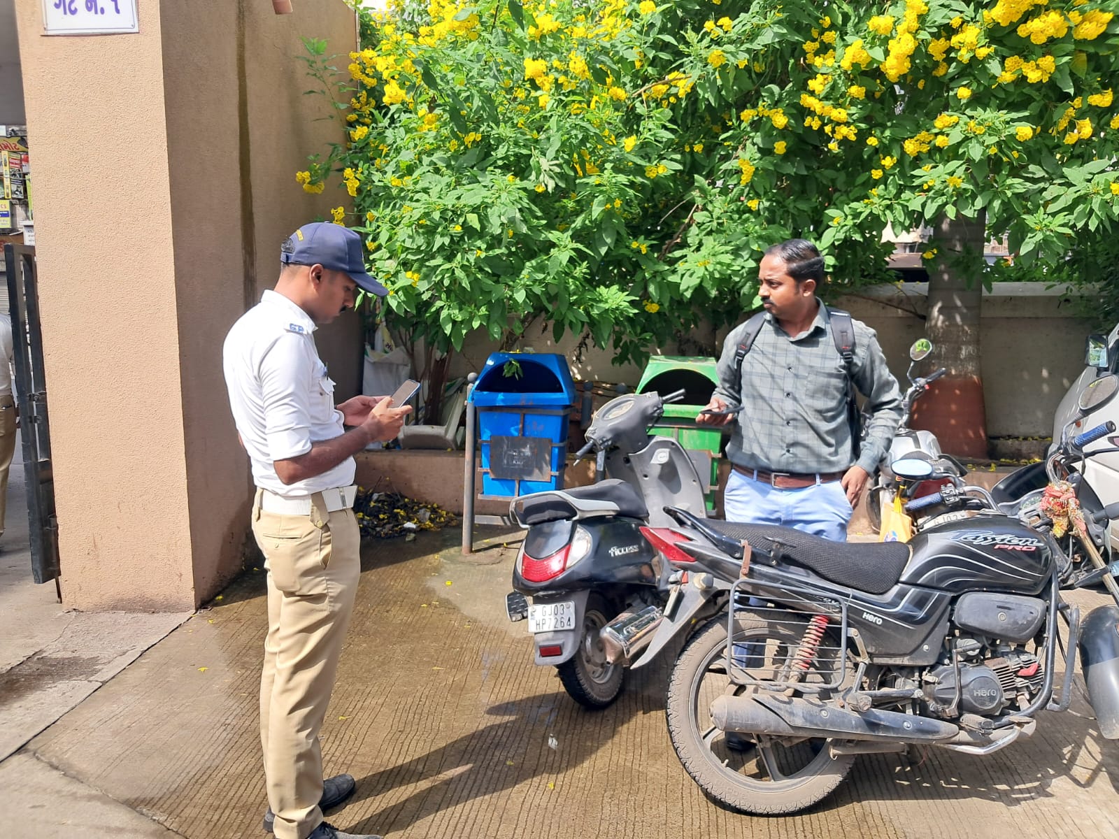સરકારની સરકારી કર્મીઓથી જ હેલ્મેટ ફરજિયાતની શરૂઆત.