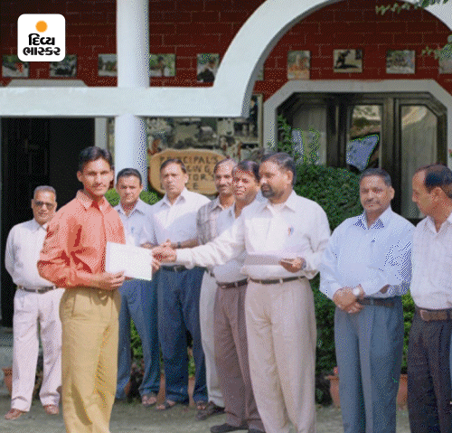 Business success story:-દૂધ, આઇસક્રીમ વેચીને 4 કરોડનો બિઝનેસ:ITની નોકરી છોડીને ગામડે પાછો આવ્યો, લોકો કહેતા- દૂધ જ વેચવું હતું તો ભણવામાં માતા-પિતાના પૈસાનું પાણી કેમ કર્યુ. 5 આ હરિઓમના કૉલેજના દિવસોનો ફોટો અને ફેમિલી ફોટો છે. શરૂઆતમાં તેમનું સપનું સેનામાં જોડાવાનું હતું.