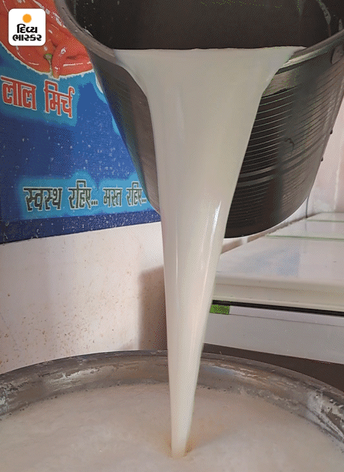 Business success story:-દૂધ, આઇસક્રીમ વેચીને 4 કરોડનો બિઝનેસ:ITની નોકરી છોડીને ગામડે પાછો આવ્યો, લોકો કહેતા- દૂધ જ વેચવું હતું તો ભણવામાં માતા-પિતાના પૈસાનું પાણી કેમ કર્યુ. 7 દરરોજ હરિઓમની કંપની બજારમાં 300 લિટર દૂધ વેચે છે. આ ઉપરાંત દહીં, ચીઝ અને બટર પણ વેચવામાં આવે છે.