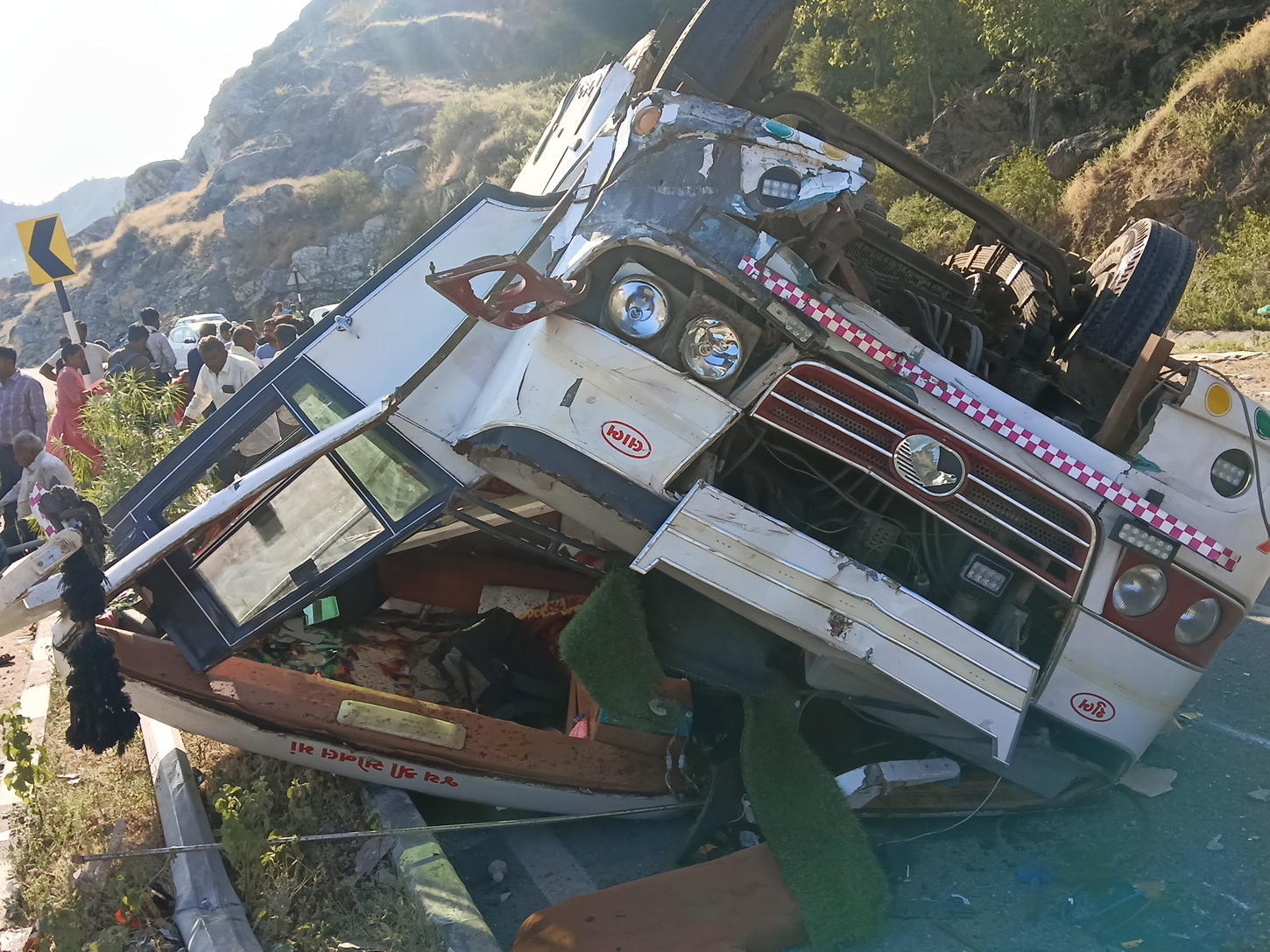 Max crashes into a car as the brakes of the luxury bus fail; 20 people ...
