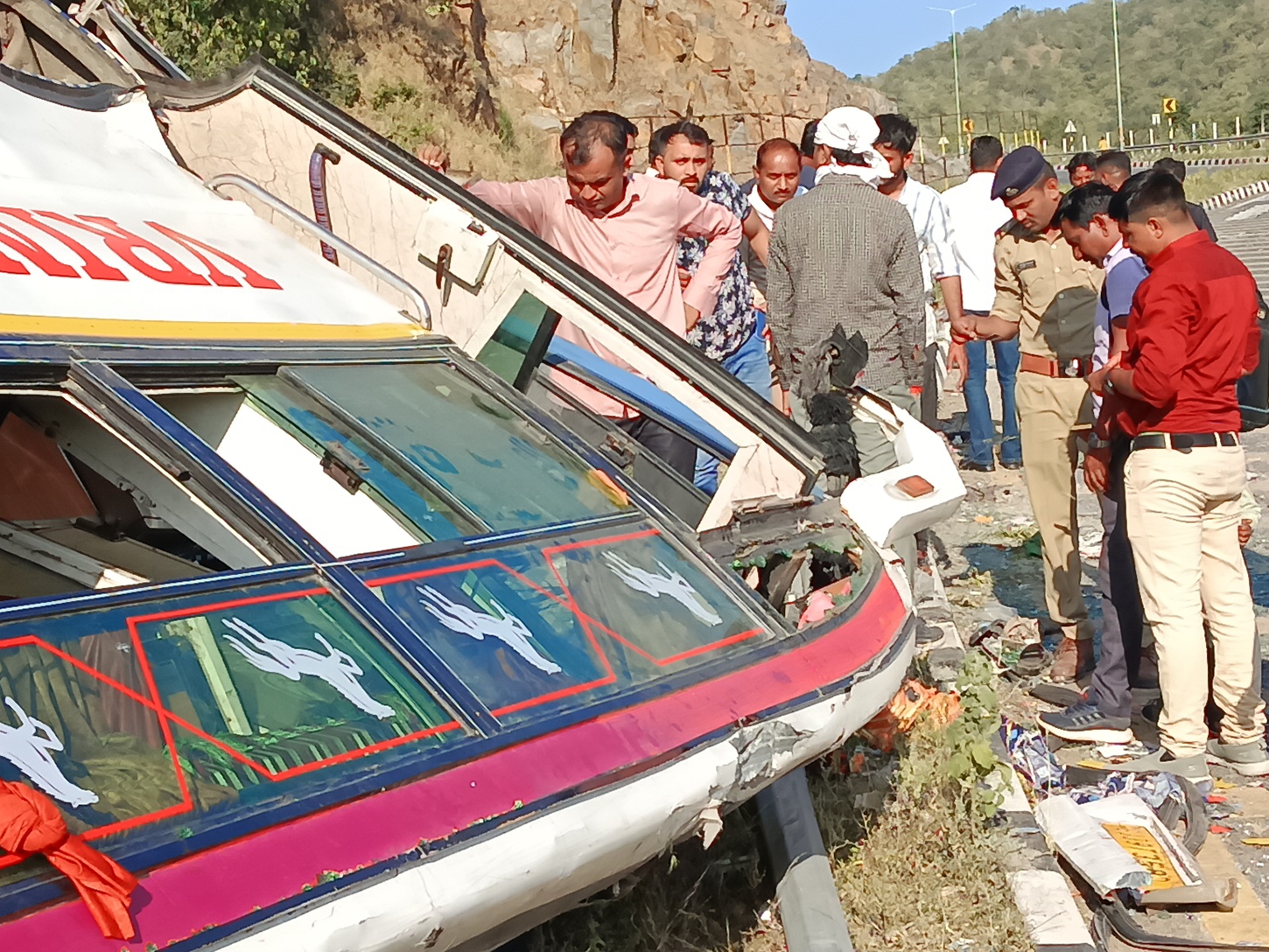 Max crashes into a car as the brakes of the luxury bus fail; 20 people ...