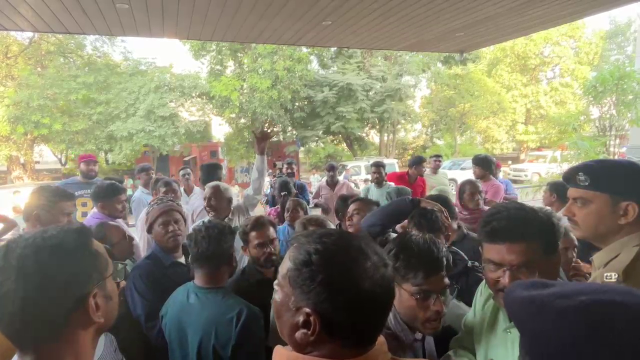 Two killed, Khyati Hosp vandalized | ખ્યાતિ હોસ્પિટલ સરકારી યોજનાના નામે  કૌભાંડ કરવા કુખ્યાત: 2022માં પણ 3 દર્દીને સ્ટેન્ટ મુકતા એકનું મોત થયું  હતું, કડીના 7 ...