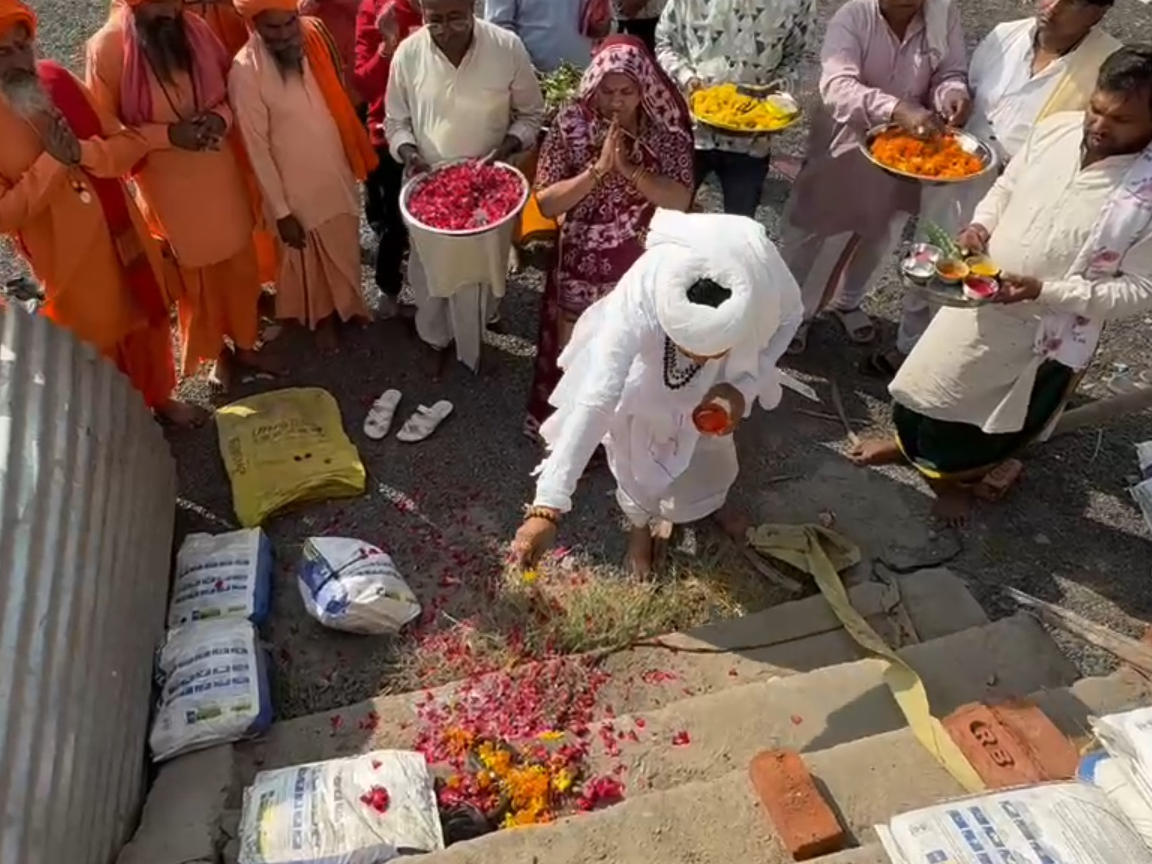 Goga Maharaj gave a real darshan at Gogajahu Dham located on Visnagar ...
