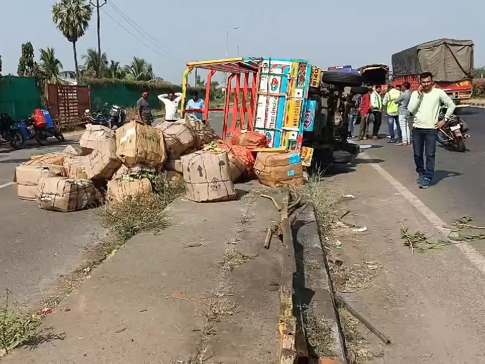 The vehicle overturned and hit the railing | ગાડી પલટીને રેલીંગ સાથે ...