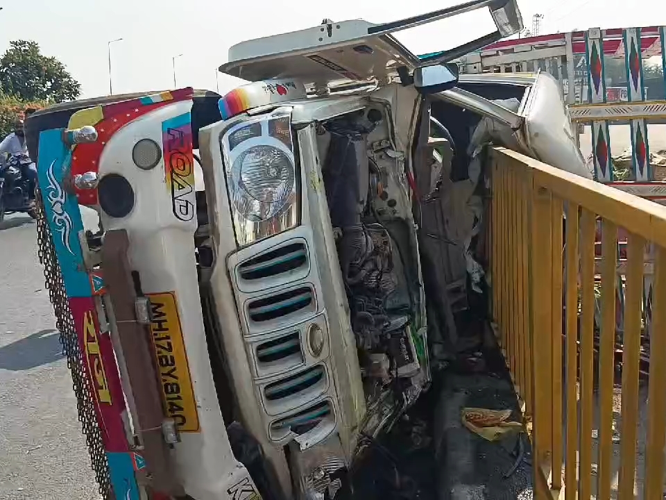 The vehicle overturned and hit the railing | ગાડી પલટીને રેલીંગ સાથે ...