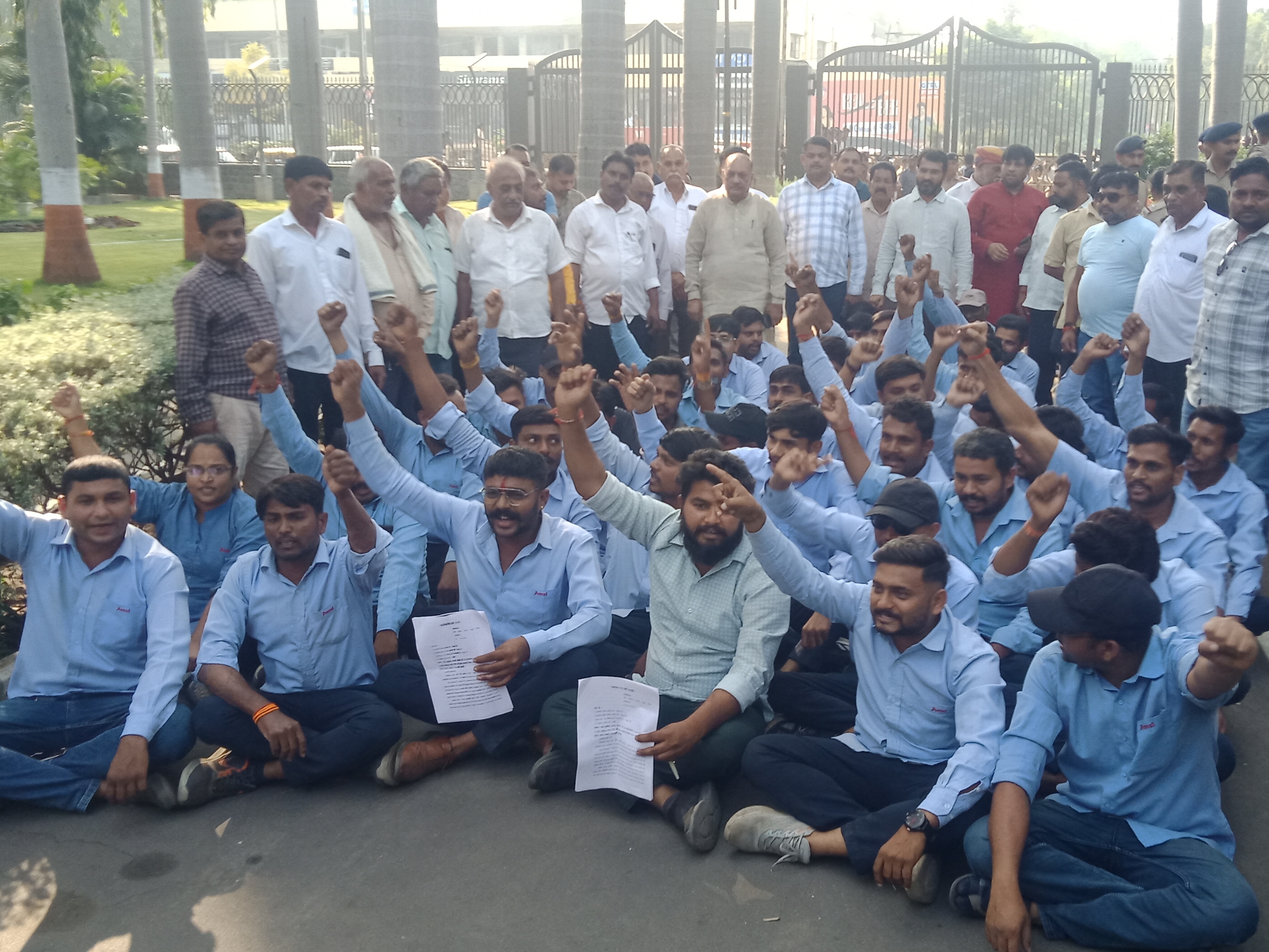 Amul Employees Accomplish our demand.... Taanashahi Nahi Chalengi Over 100 employees ...