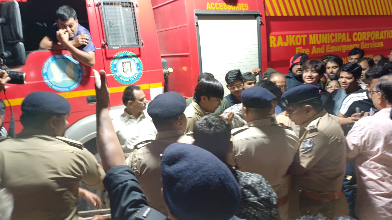 યુવકો અને પોલીસ વચ્ચે ઘર્ષણ થયું