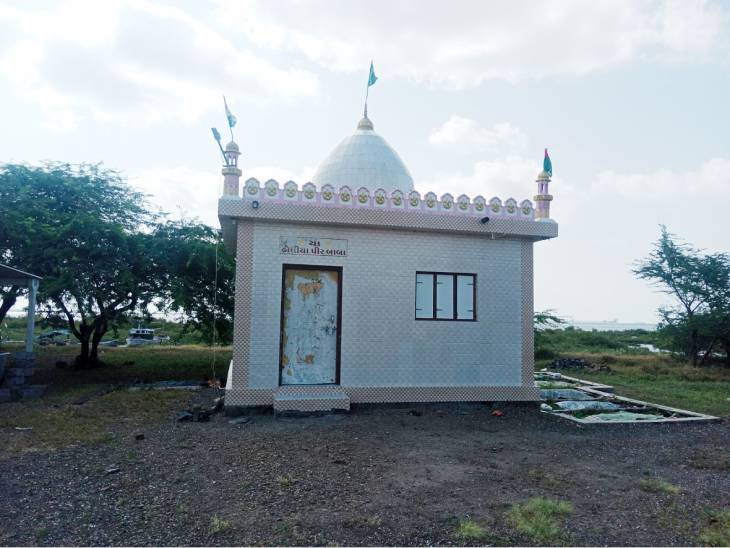 દેવભૂમિ દ્વારકામાં આવેલી ઢોલિયા પીર બાબાની દરગાહની તસવીર. પાછળના ભાગે દરિયો પણ જોઈ શકાય છે.