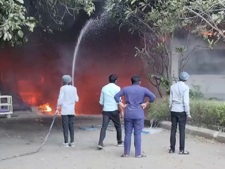 Fierce fire in Gopal Namkin's factory | રાજકોટની ગોપાલ નમકીન ફેકટરીમાં ભીષણ  આગ: કામ કરી રહેલા 400 કામદારમાં નાસભાગ મચી, મેજર કોલ જાહેર કરાયો;  ફાયરબ્રિગેડ ...