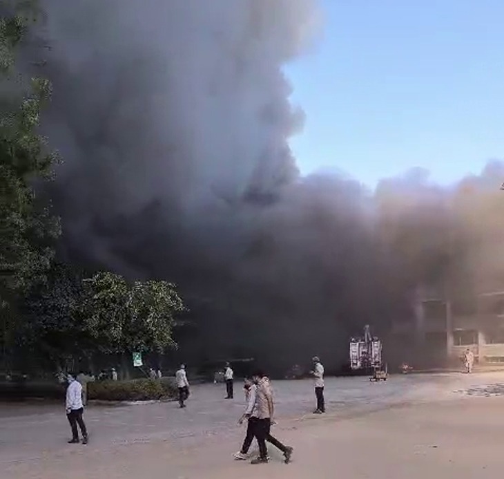 Fierce fire in Gopal Namkin's factory | રાજકોટની ગોપાલ નમકીન ફેકટરીમાં ભીષણ  આગ: કામ કરી રહેલા 400 કામદારમાં નાસભાગ મચી, મેજર કોલ જાહેર કરાયો;  ફાયરબ્રિગેડ ...