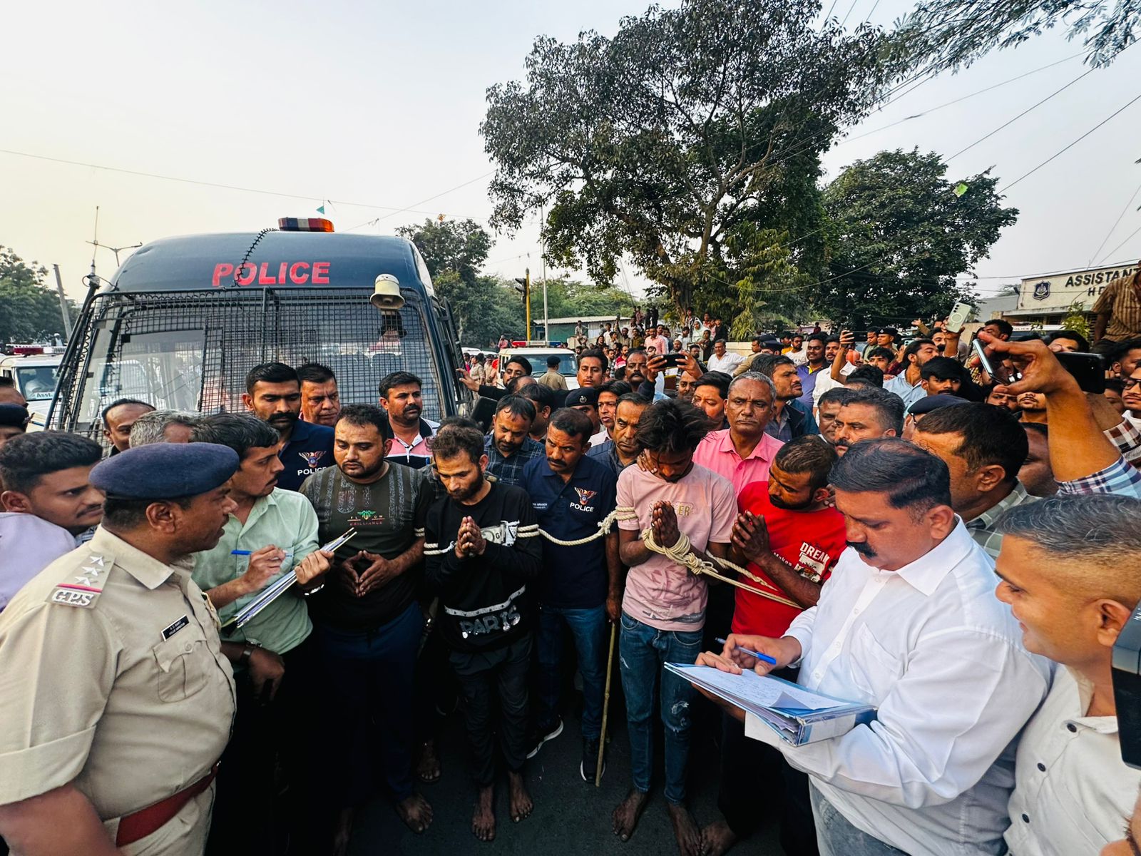 Put Put Riot Ahmedabad police put riot accused in police van and left in six minutes ...