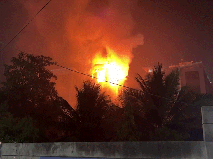Massive fire breaks out on SG Highway early in the morning | એસજી હાઇવે પર  વહેલી સવારે ભીષણ આગ: થલતેજના ટાઇટેનિયમ સ્ક્વેર બિલ્ડિંગમાં દુર્ઘટના; ત્રણ  માળની ઓફિસો ...