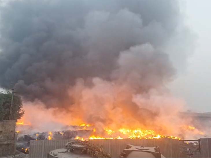 Raw material of Best Paper Mill caught fire, smoke plumes could be seen ...