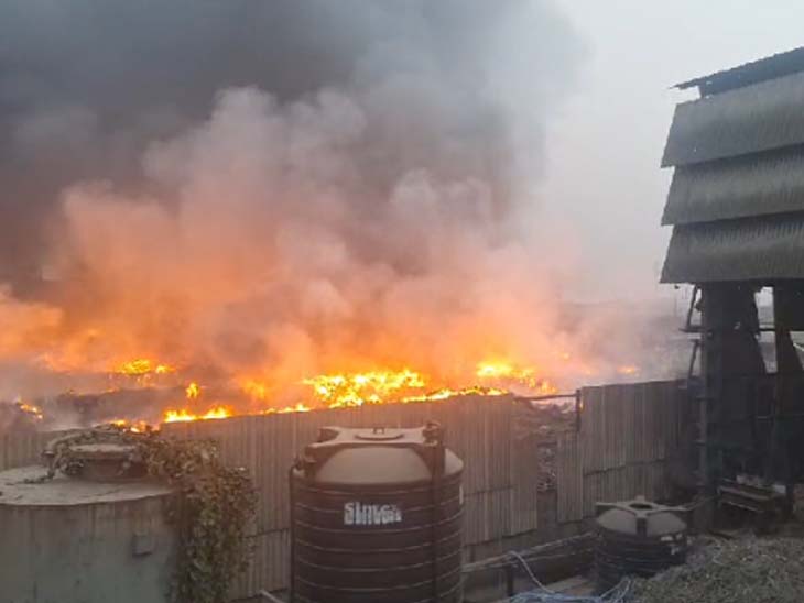 Raw material of Best Paper Mill caught fire, smoke plumes could be seen ...