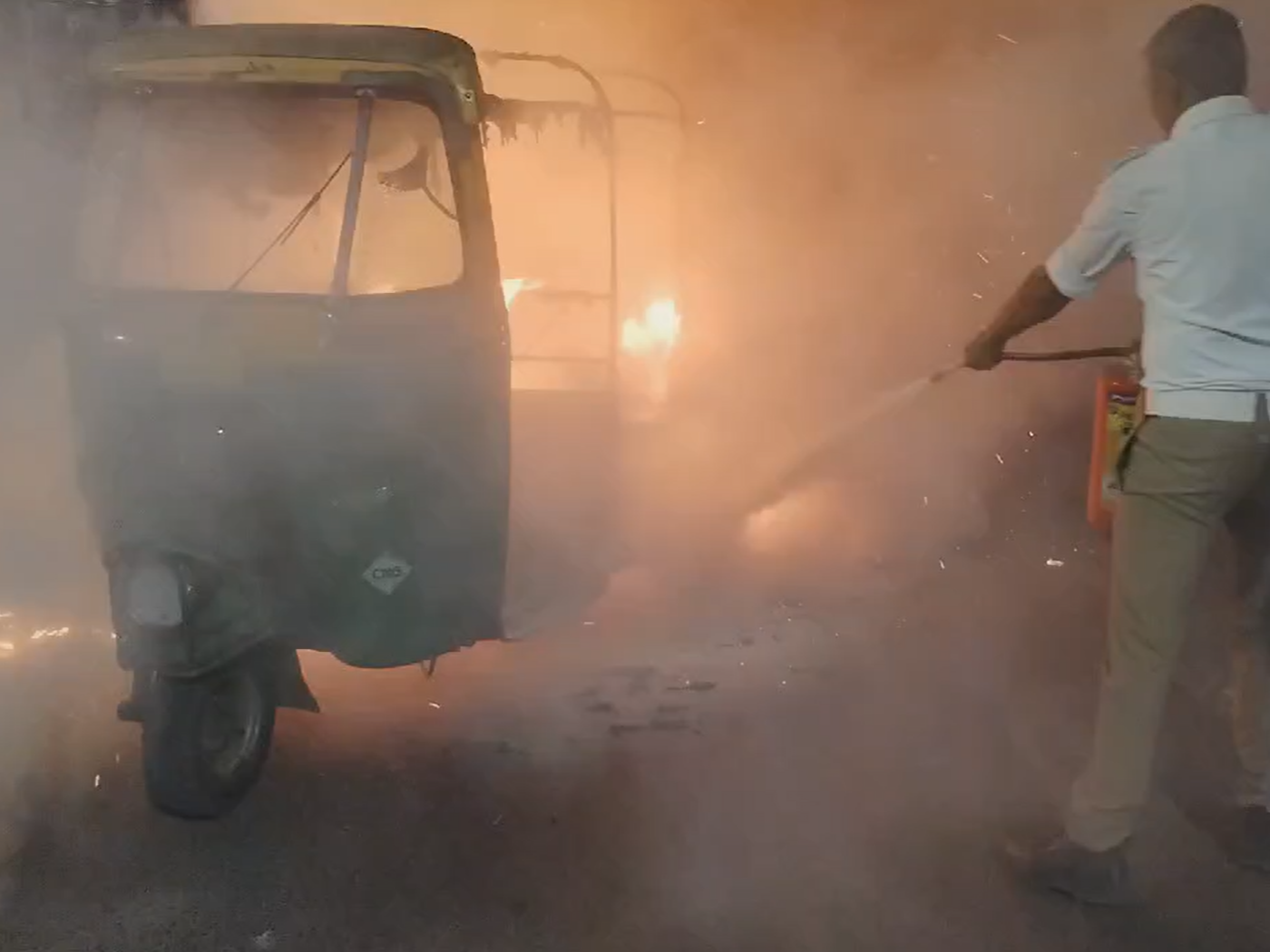 Fire Rickshaw CNG rickshaw catches fire in Khokhara, three shops sealed for littering ...