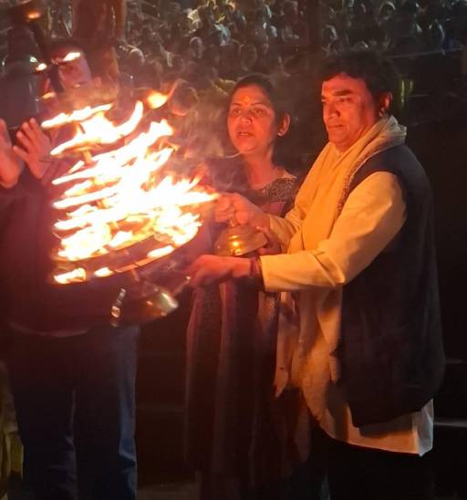 યોગી પટેલે પરિવાર સાથે સંધ્યા આરતીમાં ભાગ લીધો હતો