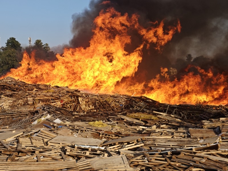 Massive fire breaks out in scrap godown in Baska village | બાસ્કા ગામમાં  સ્ક્રેપ ગોડાઉનમાં ભીષણ આગ: લાકડા અને પ્લાસ્ટિકના વિશાળ જથ્થામાં લાગેલી આગ  કાબુ બહાર, 15 થી ...