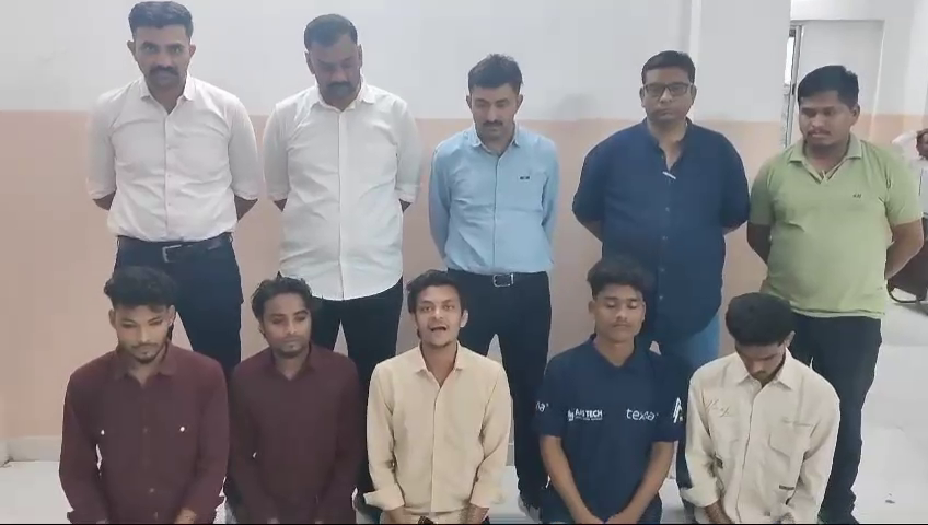 યુવકોએ માફી માંગી ફરી આવું ન કરવા જણાવ્યું.