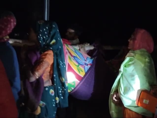 ગામમાં રોડ-રસ્તાની કોઈ જ સુવિધાઓ નથી.