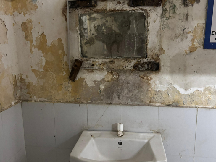 યુનિ.ની હોસ્ટેલના બાથરૂમ-વોશરૂમની ખસ્તા હાલત. - Divya Bhaskar