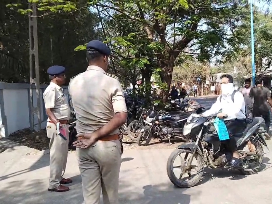 Two Wheeler Riding Without Helmet Two-wheeler riders without helmets will not be allowed to enter, High ...