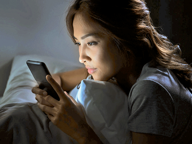 Is your smartphone the enemy of your sleep? | અપડેટ: શું તમારો સ્માર્ટફોન  તમારી ઊંઘનો દુશ્મન છે? | Divya Bhaskar