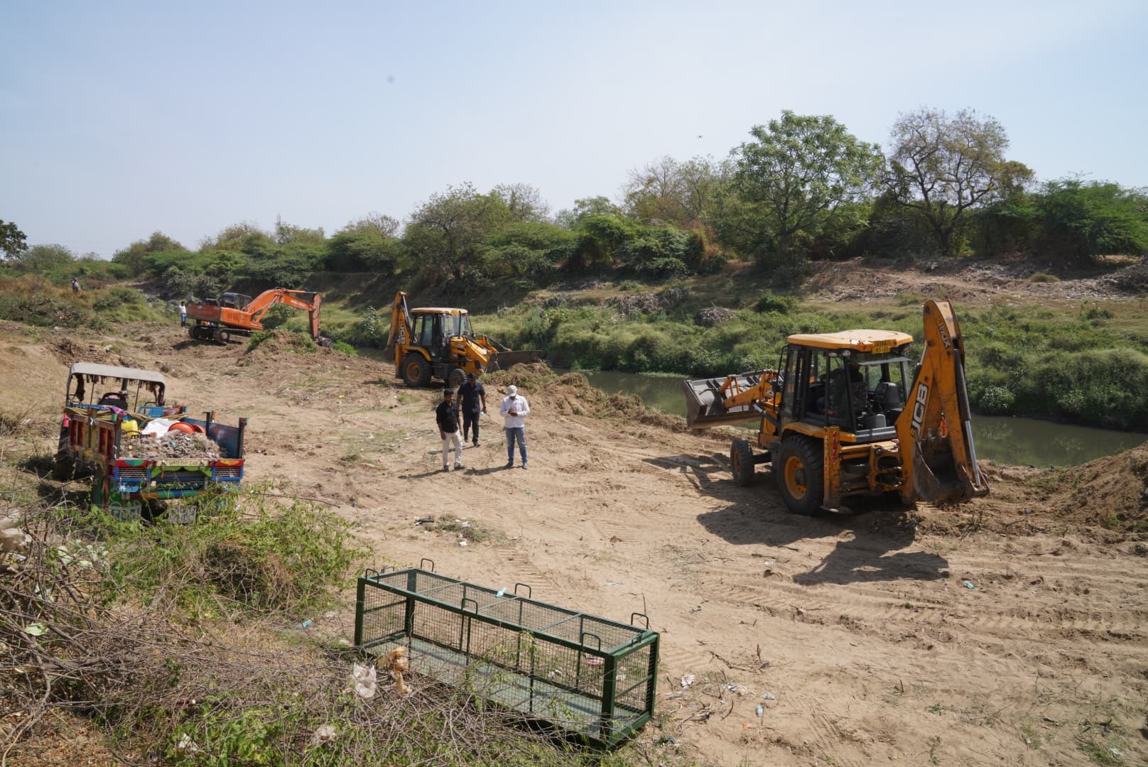 Vadodara Corporation demonstrated Vishwamitri Project in Kalali Vishwamitri  riverbed, practiced crocodile rescue | 100 દિવસનો ટાર્ગેટ: વડોદરા  કોર્પોરેશને કલાલી વિશ્વામિત્રી નદી પટમાં ...