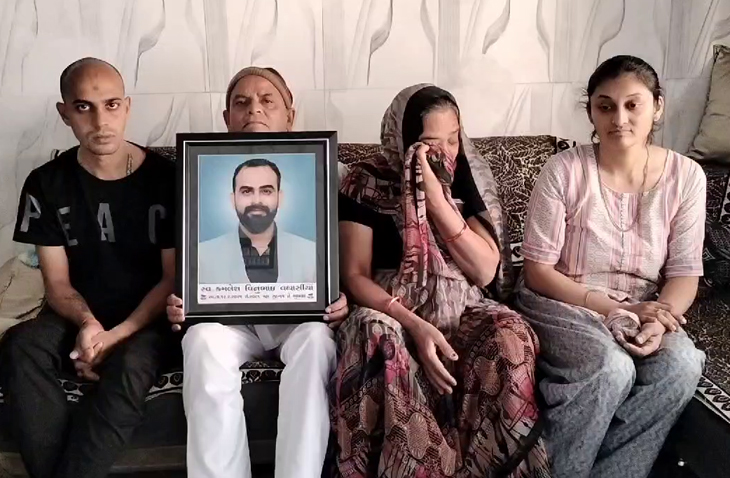 પુત્રના અંતિમ દર્શનની રાહ જોતો પરિવાર.