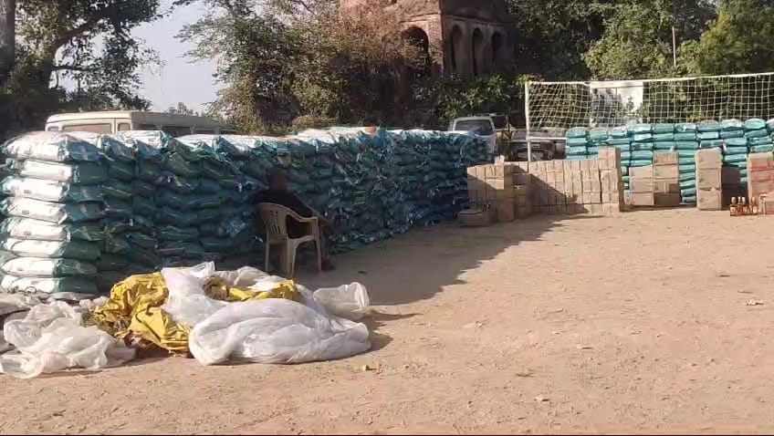 બે દિવસ પહેલાં SMCએ ચોખાના કટ્ટાની આડમાં સંતાડેલો ₹26 લાખનો દારૂ જપ્ત કર્યો હતો.