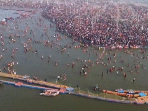 45-day Mahakumbh completes, crowd still there today | મહાકુંભમાં યોગીએ  સફાઈકર્મીઓ સાથે ભોજન કર્યુ: યોગીએ સફાઈ કરી ગંગામાંથી કચરો કાઢ્યો; સમાપન બાદ  પણ મેળામાં ભીડ ...