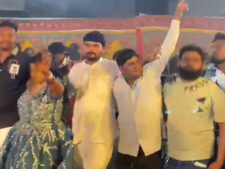 AAP leader Chaitar Vasava made a joke with a bootlegger | AAPના ધારાસભ્ય ચૈતર વસાવાના બુટલેગર સાથે ઠુમકા: લગ્નપ્રસંગમાં એકબીજાના ખભે હાથ રાખી ડાન્સ કરતા જોવા મળ્યા ...