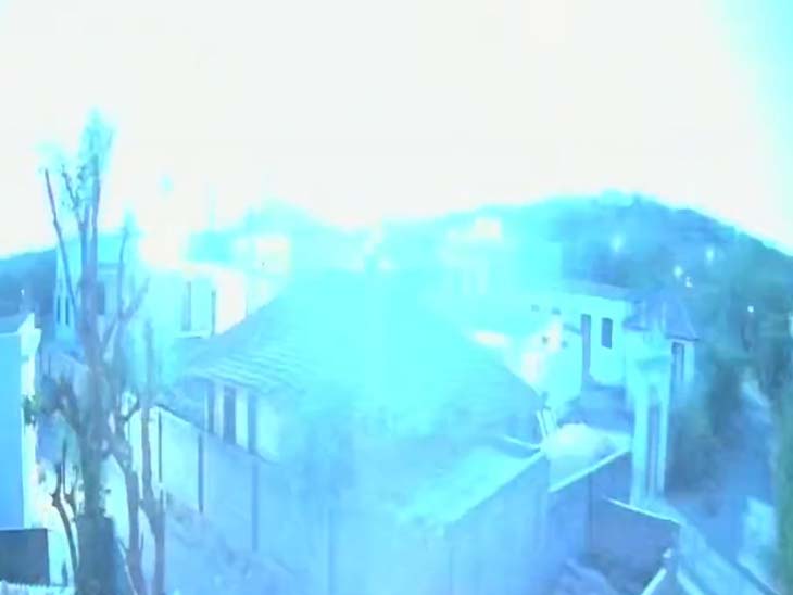 In the villages of Bhuj taluka, night became like day due to the Tejpunj at 3.12 am. | રાત્રે 3 વાગે કચ્છના આકાશમાં અદ્ભુત દૃશ્ય: VIDEO: સેકન્ડો માટે કાળી રાત અચાનક દિવસમાં