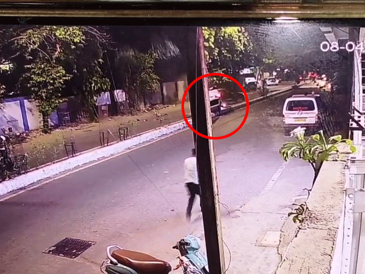 Car overturns and climbs divider in Vadodara Speeding vehicle rams into ...